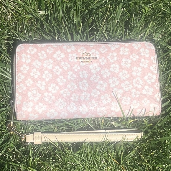 Coach Handbags - Coach Daisy Wallet